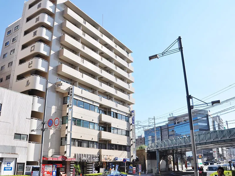 横浜東口ビルの8階にございます